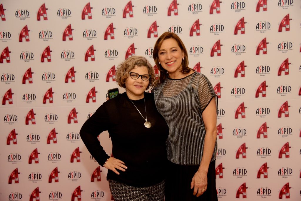 Angélica Cedeño y María de Jesús Rodríguez, gerente de Mercadotecnia de Armstrong Laboratorios.